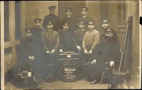 Foto Ak Gaswerke, Beamte in Uniformen, Gruppenportrait, Gaswerke, Werkstatt, Gaszähler