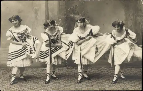 Foto Ak Vier Tänzerinnen in Kostümen, Gruppenportrait