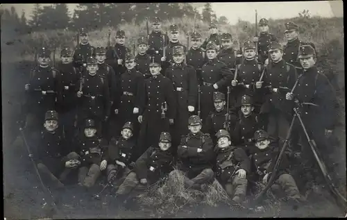 Foto Ak Kuk Soldaten in Uniformen, Gruppenportrait, Gewehre, I. WK