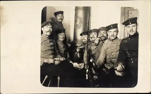 Foto Ak Deutsche Soldaten in Uniformen, Ofen, Gruppenportrait, Bierflasche