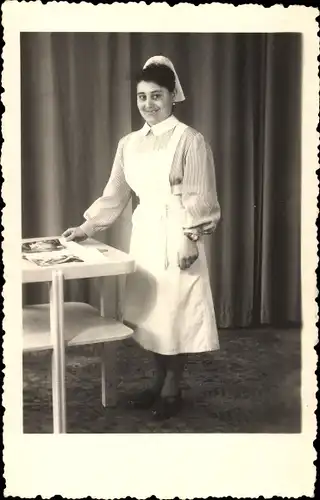 Foto Ak Krankenschwester in Dienstuniform, Standportrait