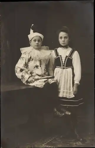 Foto Ak Zwei Kinder in Karnevalskostümen