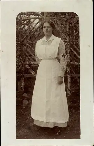 Foto Ak Krankenschwester in Dienstuniform, Standportrait