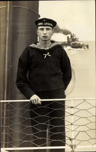 Foto Ak Deutscher Matrose in Uniform, Standportrait, Mützenband Minenabteilung