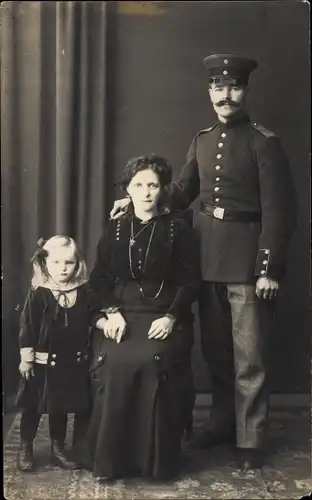 Foto Ak Deutscher Soldat in Uniform, Familienportrait, Gattin, Tochter