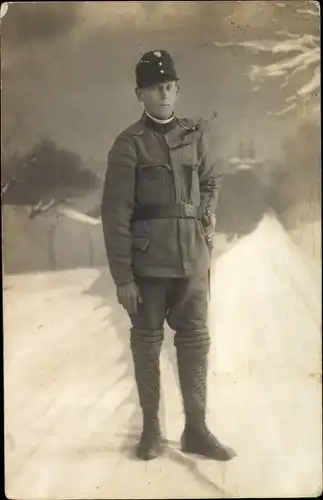 Foto Ak Kuk Soldat in Uniform, Standportrait