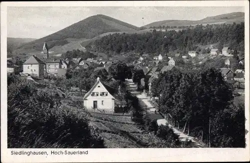 Ak Siedlinghausen Winterberg im Hochsauerland, Teilansicht vom Ort mit Kirche, Hügellandschaft