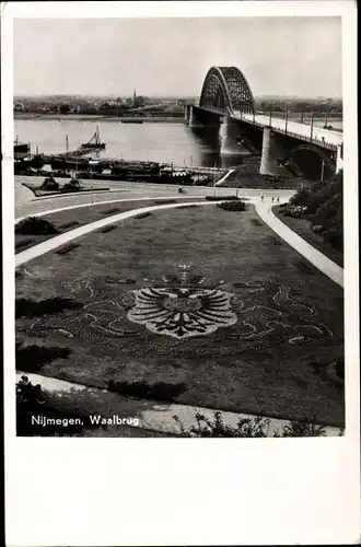 Ak Nijmegen Gelderland Niederlande, Waalbrug, Königl. Wappen aus Blumen, Grünanlage