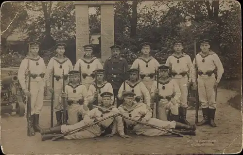 Foto Ak Deutsche Matrosen in Uniformen, Werft Division, Gewehre, Bajonette, Gruppenfoto