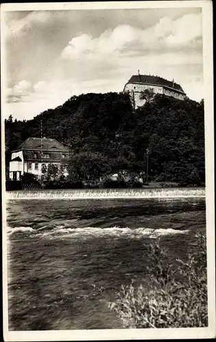 Ak Frankenberg an der Zschopau Sachsen, Schloss Sachsenberg, Außenansicht, Blick vom Fluss aus, Haus