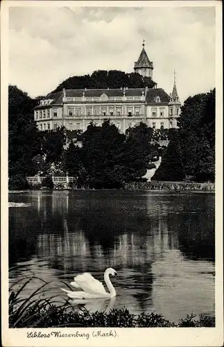 Ak Wiesenburg in der Mark, Schloss, Außenansicht, Blick vom Teich aus, Schwan