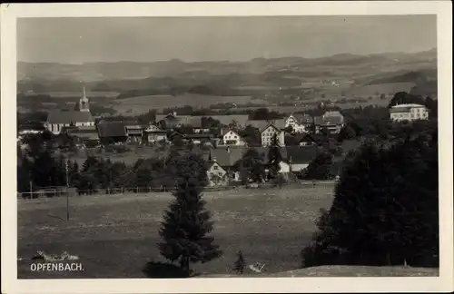 Ak Opfenbach bayr. Schwaben, Blick auf den Ort mit Umgebung, Kirche, Bäume