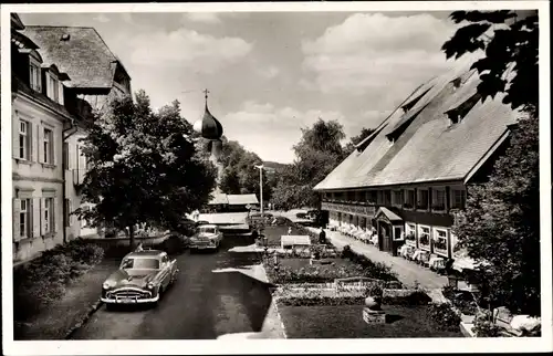 Ak Hinterzarten im Südschwarzwald, Partie am Hotel Adler mit Wirtshaus u. Kirche, parkende Autos