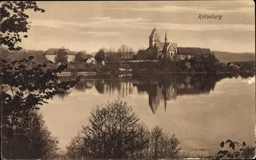 Ak Ratzeburg im Herzogtum Lauenburg, Blick übers Wasser zum Ort, Wasserspiegelung