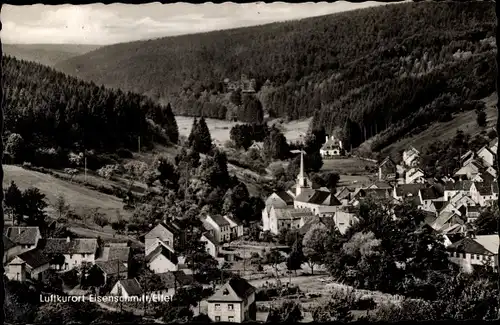 Ak Eisenschmitt in der Eifel, Totalansicht der Ortschaft, Wald, Kirche