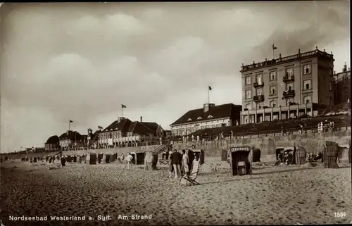 Ak Westerland auf Sylt, Nordseebad, Partie am Strand, Strandkörbe, Badegäste, Häuser, Miramar