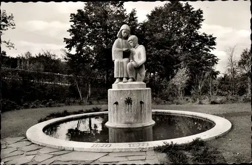 Ak Lübbecke in Ostwestfalen, Blick auf das Ehrenmal, Statue, Teich