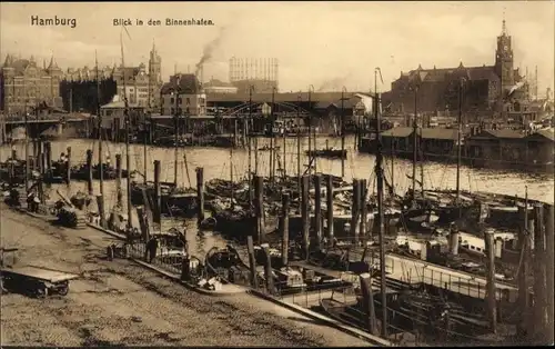 Ak Hamburg, Blick in den Binnenhafen, Boote vor Anker, Teilansicht der Stadt