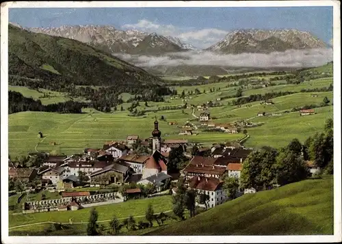 Ak Reit im Winkl in Oberbayern, Gesamtansicht vom Ort mit Kirche, Kaisergebirge im Hintergrund