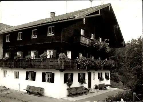 Ak Hachau Siegsdorf in Oberbayern, Landhaus Obermayer, Außenansicht, Sitzbänke, Balkon, Bäume
