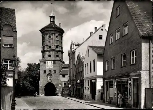 Ak Augsburg in Schwaben, Blick auf das Wertachbrucker Tor, Häuserpartie, Menschen