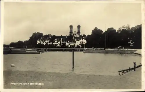 Ak Friedrichshafen am Bodensee, Partie am Seeufer, Blick auf Häuser u. Schlosskirche