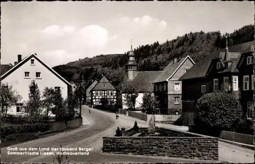 Ak Liesen Hallenberg Sauerland, Straßenpartie, Kirche, Häuser, Wald