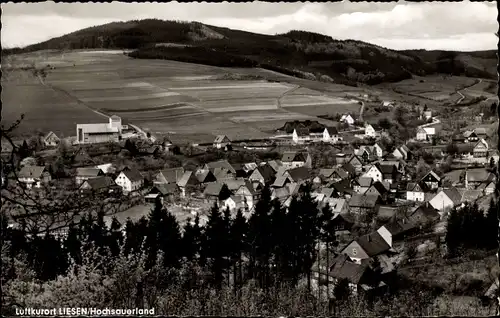 Ak Liesen Hallenberg Sauerland, Gesamtansicht vom Ort mit Kirche St. Thomas, Felder, Hügellandschaft