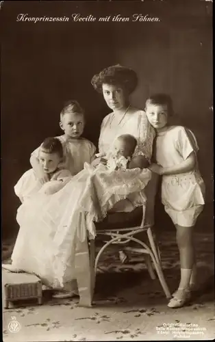 Ak Kronprinzessin Cecilie von Preußen, Portrait mit ihren Söhnen, NPG VI