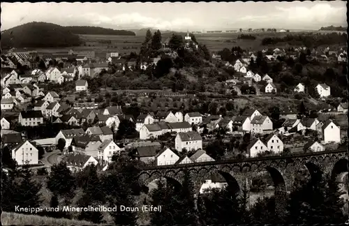 Ak Daun in der Eifel Rheinland Pfalz, Kneippbad, Mineralbad, Wohnhäuser, Kirche, Brücke