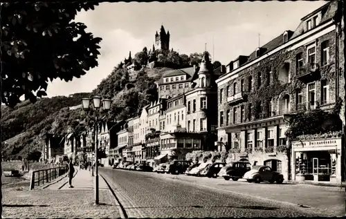 Ak Cochem im Landkreis Cochem Zell Rheinland Pfalz, Partie an der Moselstraße, Blick auf Reichsburg