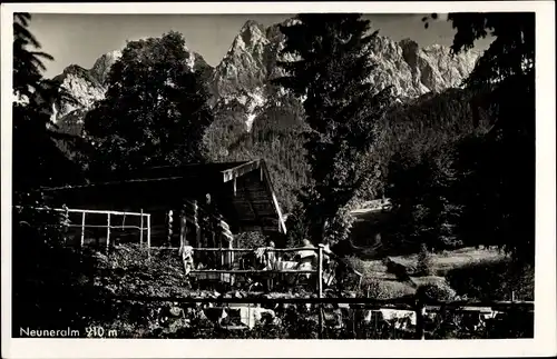 Ak Grainau in Oberbayern, Blick auf Hütte an der Neuneralm, Bergkette im Hintergrund, Waxensteine