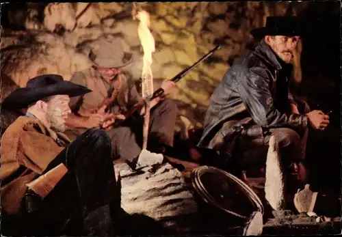 Ak Filmszene Winnetou II. Teil, drei Banditen bewachen die Gefangenen, Fackel, Höhle