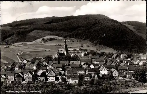 Ak Hallenberg im Sauerland, Teilansicht vom Ort mit St. Heribert Kirche, Fachwerkhäuser, Wald, Hügel