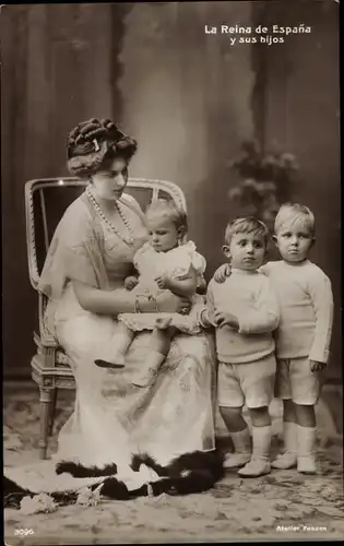 Ak La Riena de Espana y sus hijos, Victoria Eugénie von Battenberg, Königin von Spanien