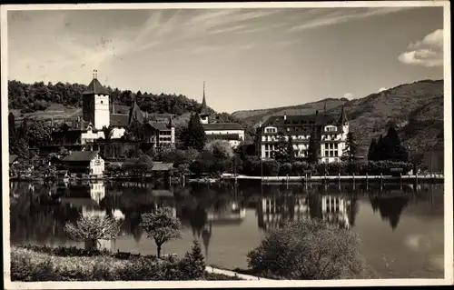 Ak Spiez Kt. Bern Schweiz, Thunersee, Kirche, Wohnhäuser