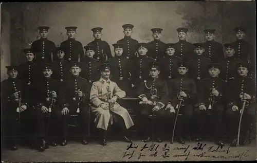 Foto Ak Deutsche Soldaten in Uniformen, Säbel, Gruppenfoto