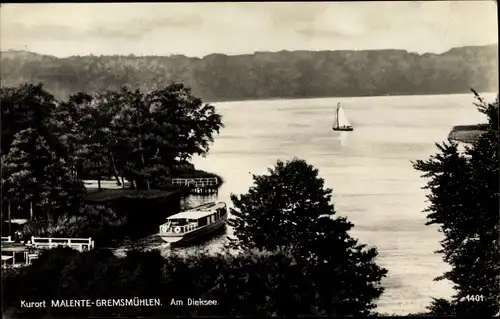 Ak Malente Gremsmühlen in Ostholstein, Am Dieksee, Anlegestelle, Dampfer, Segelboot