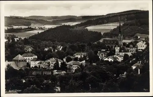 Ak Bad Elster im Vogtland, Teilansicht vom Ort mit Kirche, Wald, Felder, Hügel