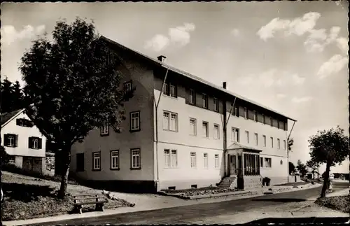 Ak Schönwald im Schwarzwald, Müttergenesungsheim St. Marien, Straßenansicht