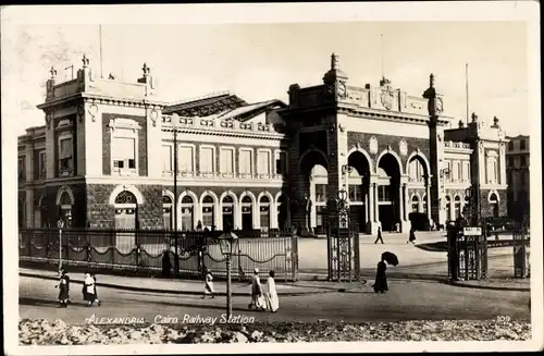 Ak Alexandria Ägypten, Cairo Railway Station, Bahnhof, Straßenseite