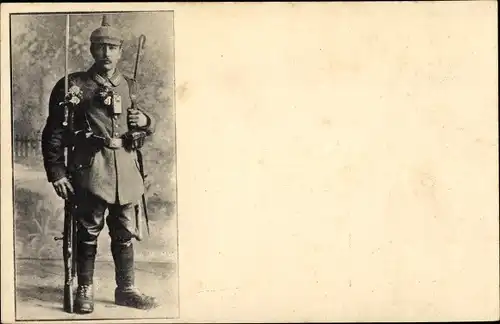 Foto Ak Deutscher Soldat in Uniform, Pickelhaube, Bajonett