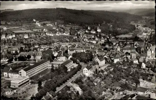 Ak Prüm in der Eifel, Waldstadt, Fliegeraufnahme, Wohnhäuser, Kirche