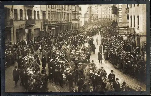 Foto Ak Nürnberg, Begräbniszug, Scheuerlstraße 23, Glockenhofstraße 17/19, Cafe Hans Sachs