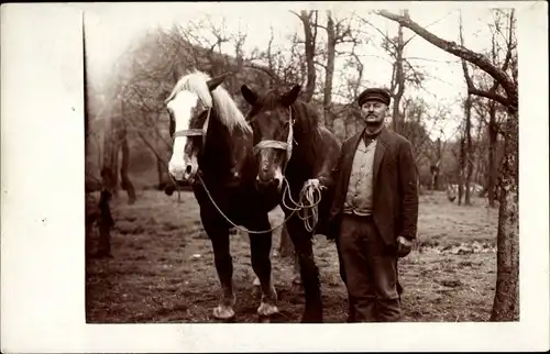 Foto Ak Zwei Pferde, Halter, Mann, Schirmmütze