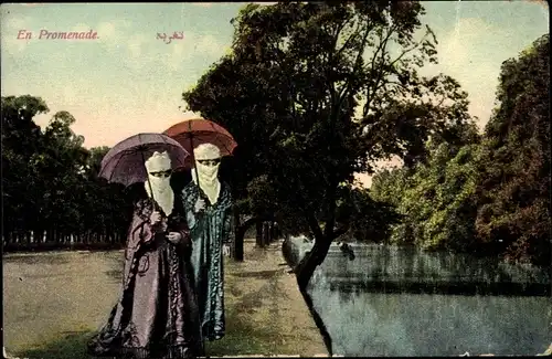 Ak En Promenade, Zwei verschleierte Frauen mit Schirmen, Flusspartie, Bäume
