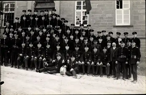 Foto Ak Feuerwehr, Männer in Uniformen, Gruppenfoto