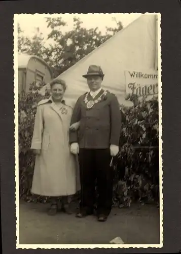 Foto Schützenfest, Schütze in Uniform, Portrait mit Frau