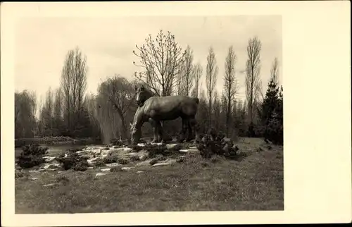 Foto Ak Berlin Spandau, Pferdeplastik in einem Park