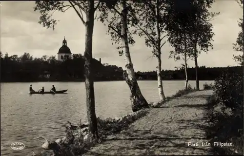 Ak Filipstad Schweden, Weg am Wasser, Ruderboot, Gebäude